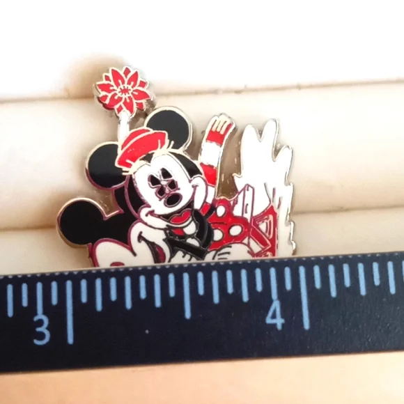 DISNEY MICKEY AND MINNIE FUN IN THE SNOW PIN - Picture 4 of 6